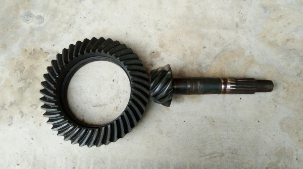 เฟืองท้ายใส่ Dmax หรือ colorado 41,9 (4.555)