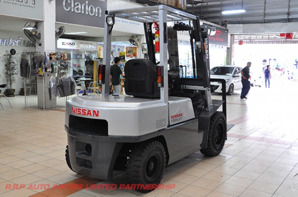 ขายรถโฟล์คลิฟท์มือสอง ดีเซล NISSAN  รุ่น UGJ02 ราคา 345,000 บาท นำเข้าจากประเทศญี่ปุ่น 100\% ไม่เคยใช้งานในไทย