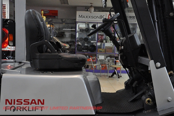 ขายรถโฟล์คลิฟท์มือสอง ดีเซล NISSAN  รุ่น UGJ02 ราคา 345,000 บาท นำเข้าจากประเทศญี่ปุ่น 100\% ไม่เคยใช้งานในไทย