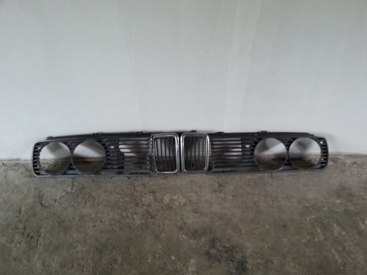 ขายกระจังหน้าไฟเล็กคู่ BMW E28