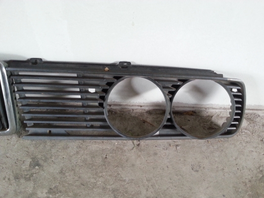 ขายกระจังหน้าไฟเล็กคู่ BMW E28