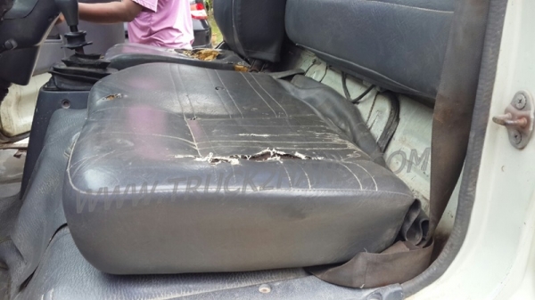 รถสี่ล้อใหญ่ ยี่ห้อโตโยต้า ปี 2543 รถสี่ล้อใหญ่ ยี่ห้อโตโยต้า ปี 2543