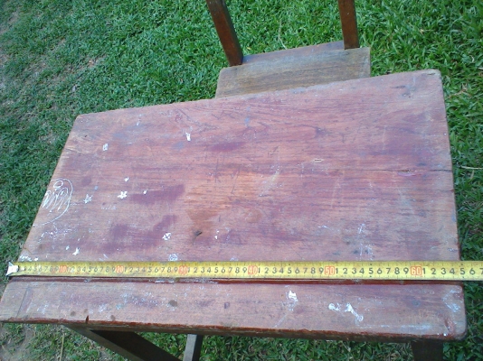 โต๊ะนักเรียนเก่าสภาพเดิมๆครับเป็นโต๊ะนักเรียนรุ่น 30 ปีที่แล้วครับเป็นไม้แดง   ไม้มะค่า  ไม้สักครับ  ขนาด สูง 70 ซ.ม กว้าง 40 ซ.ม ยาว 45 ซ.ม พร้อมเก้าอี้ไม้แผ่นเดียวทั้งหมด  มีหลายชุดครับ สภาพพร้อมใช้ครับ  ราคานี้คุ้มครับ