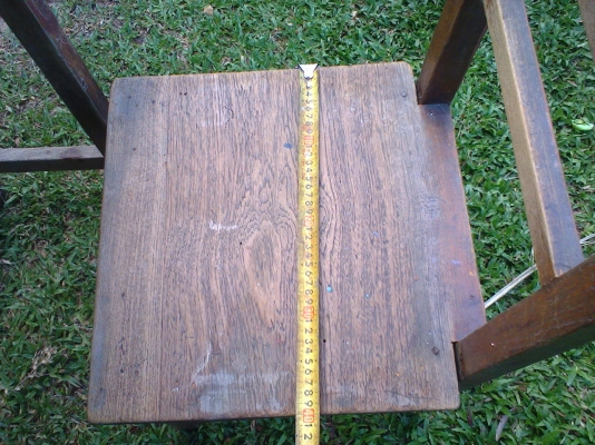 โต๊ะนักเรียนเก่าสภาพเดิมๆครับเป็นโต๊ะนักเรียนรุ่น 30 ปีที่แล้วครับเป็นไม้แดง   ไม้มะค่า  ไม้สักครับ  ขนาด สูง 70 ซ.ม กว้าง 40 ซ.ม ยาว 45 ซ.ม พร้อมเก้าอี้ไม้แผ่นเดียวทั้งหมด  มีหลายชุดครับ สภาพพร้อมใช้ครับ  ราคานี้คุ้มครับ