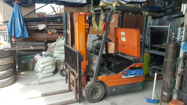 ขายรถฟอร์คลิฟต์ 1.5 ตัน TOYATA 3ล้อไฟฟ้า 60,000 บาท