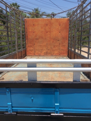 ISUZU 6ล้อ (NPR) ช่วงล่างF หน้า-หลัง เครื่องดี ครัทซีสวย ไม่ผุ พื้นกะบะปูเหล็กเรียบร้อย ขาย300,000 บาท(ศุภากร 081-4252943)