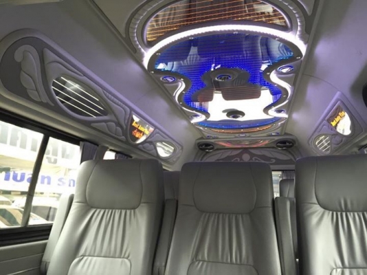 TOYOTA COMMUTER 2.5 ปี 12 เกียMT ดีเซล สีเทาโทร0877758887นางคร้า