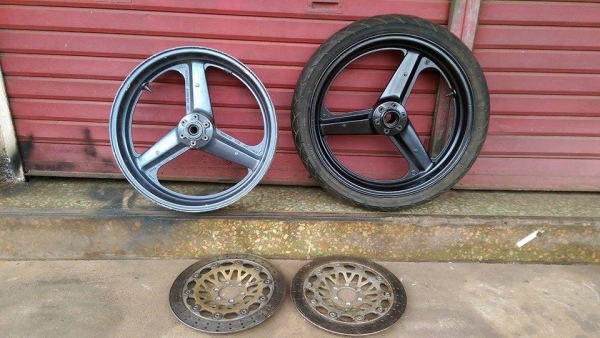 ขายคับ ล้อหน้าใส่ CB400 CBR400 2วง จานดิสหน้า1คู่ ไม่มีคดคับ สภาพสวย 1.ล้อพร้อมยางพึงทำสีมาใหม่คับ 3000 บาท 2.ล้ออย่างเดียว 2500 บาท 3. จานดิสหน้า1คู่ 1500 บาท รับซ่อม เก็บงาน สั่งอะไหล่ ของแต่งรถจักรยานยนต์บิ๊กไบค์ ***ส่งรูปมาทางไลน์ หรือ FACEBOOK POP BI