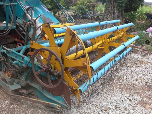 รถเกี่ยวข้าวพร้อมรถเทรเลอร์บรรทุก