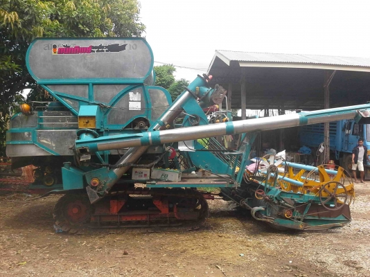 รถเกี่ยวข้าวพร้อมรถเทรเลอร์บรรทุก