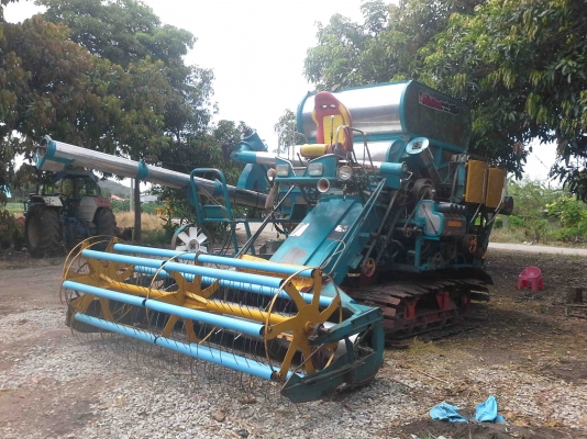 รถเกี่ยวข้าวพร้อมรถเทรเลอร์บรรทุก