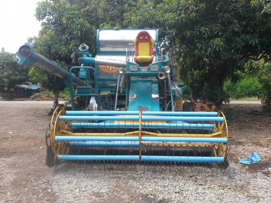 รถเกี่ยวข้าวพร้อมรถเทรเลอร์บรรทุก