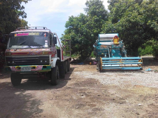 รถเกี่ยวข้าวพร้อมรถเทรเลอร์บรรทุก