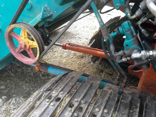 รถเกี่ยวข้าวพร้อมรถเทรเลอร์บรรทุก