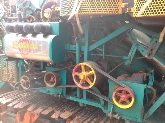 รถเกี่ยวข้าวพร้อมรถเทรเลอร์บรรทุก