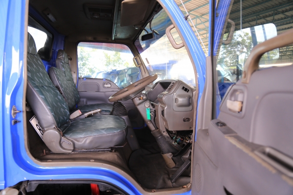 แก้วอนงค์กลการ (คุณ ป้อม ) รถสวย สภาพดี Isuzu NPR71LY52Y กระบะมีคอก