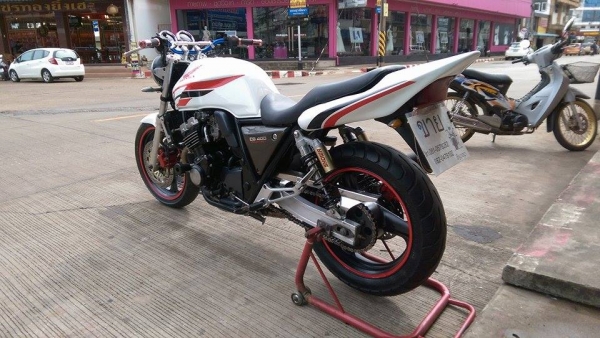 ขายคับ HONDA CB400 ปี93ทะเบียนพร้อมโอนนอก ภาษีไม่ขาด ของแต่งล้น สีสวยพึงทำมาใหม่ ท่อแต่งเลสทั้งเส้น กันล้ม โซ่สเตอเต็ม แฮนด์บาร์ ไฟตาเพชร ไฟเลี้ยวแต่ง ท้ายเทค1 ราคา 79000 บาท ส่งได้ทั่วไทยคับ สนใจติดต่อ 081-0578282 คับ ส่งได้ทั่วไทยคับ สนใจติดต่อ 081-0578