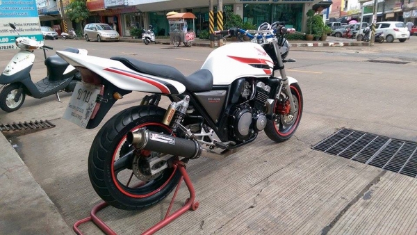 ขายคับ HONDA CB400 ปี93ทะเบียนพร้อมโอนนอก ภาษีไม่ขาด ของแต่งล้น สีสวยพึงทำมาใหม่ ท่อแต่งเลสทั้งเส้น กันล้ม โซ่สเตอเต็ม แฮนด์บาร์ ไฟตาเพชร ไฟเลี้ยวแต่ง ท้ายเทค1 ราคา 79000 บาท ส่งได้ทั่วไทยคับ สนใจติดต่อ 081-0578282 คับ ส่งได้ทั่วไทยคับ สนใจติดต่อ 081-0578