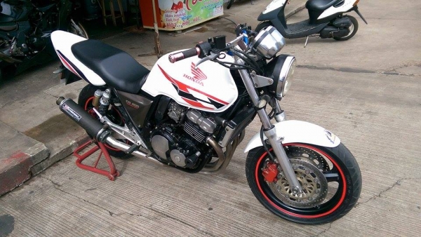 ขายคับ HONDA CB400 ปี93ทะเบียนพร้อมโอนนอก ภาษีไม่ขาด ของแต่งล้น สีสวยพึงทำมาใหม่ ท่อแต่งเลสทั้งเส้น กันล้ม โซ่สเตอเต็ม แฮนด์บาร์ ไฟตาเพชร ไฟเลี้ยวแต่ง ท้ายเทค1 ราคา 79000 บาท ส่งได้ทั่วไทยคับ สนใจติดต่อ 081-0578282 คับ ส่งได้ทั่วไทยคับ สนใจติดต่อ 081-0578