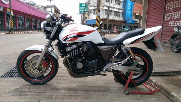 ขายคับ HONDA CB400 ปี93ทะเบียนพร้อมโอนนอก ภาษีไม่ขาด ของแต่งล้น สีสวยพึงทำมาใหม่ ท่อแต่งเลสทั้งเส้น กันล้ม โซ่สเตอเต็ม แฮนด์บาร์ ไฟตาเพชร ไฟเลี้ยวแต่ง ท้ายเทค1 ราคา 79000 บาท ส่งได้ทั่วไทยคับ สนใจติดต่อ 081-0578282 คับ ส่งได้ทั่วไทยคับ สนใจติดต่อ 081-0578