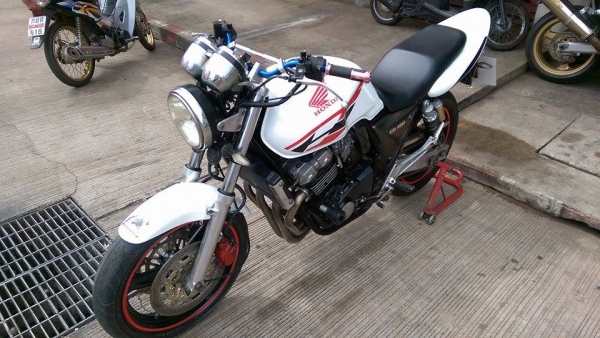 ขายคับ HONDA CB400 ปี93ทะเบียนพร้อมโอนนอก ภาษีไม่ขาด ของแต่งล้น สีสวยพึงทำมาใหม่ ท่อแต่งเลสทั้งเส้น กันล้ม โซ่สเตอเต็ม แฮนด์บาร์ ไฟตาเพชร ไฟเลี้ยวแต่ง ท้ายเทค1 ราคา 79000 บาท ส่งได้ทั่วไทยคับ สนใจติดต่อ 081-0578282 คับ ส่งได้ทั่วไทยคับ สนใจติดต่อ 081-0578