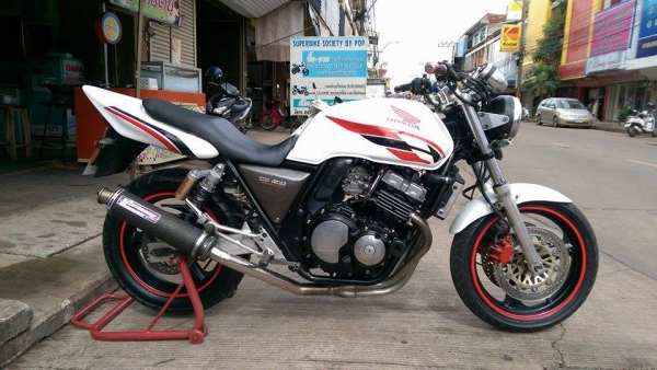 ขายคับ HONDA CB400 ปี93ทะเบียนพร้อมโอนนอก ภาษีไม่ขาด ของแต่งล้น สีสวยพึงทำมาใหม่ ท่อแต่งเลสทั้งเส้น กันล้ม โซ่สเตอเต็ม แฮนด์บาร์ ไฟตาเพชร ไฟเลี้ยวแต่ง ท้ายเทค1 ราคา 79000 บาท ส่งได้ทั่วไทยคับ สนใจติดต่อ 081-0578282 คับ ส่งได้ทั่วไทยคับ สนใจติดต่อ 081-0578