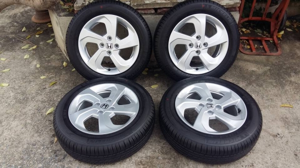 ขายล้อแม็กป้ายแดง city 15" พร้อมยางปี15  สนใจติดต่อเล็กคลองสามครับ 081-3747940