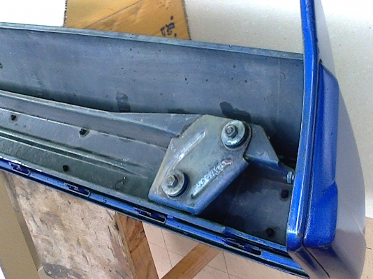 ขายกันชนหลัง และสปอยเลอร์หลัง Benz 190E ของแท้แน่นอน ถูกๆ