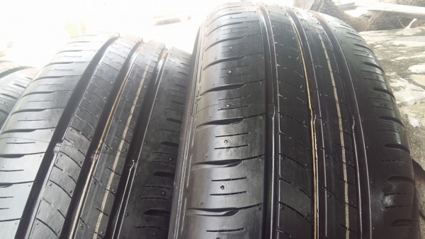 ขายยางป้ายแดงปี15 dunlop enasave ec300+ 185/65r15 สนใจติดต่อเล็กคลองสามครับ 081-3747940