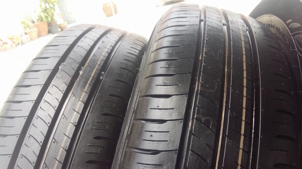 ขายยางป้ายแดงปี15 dunlop enasave ec300+ 185/65r15 สนใจติดต่อเล็กคลองสามครับ 081-3747940