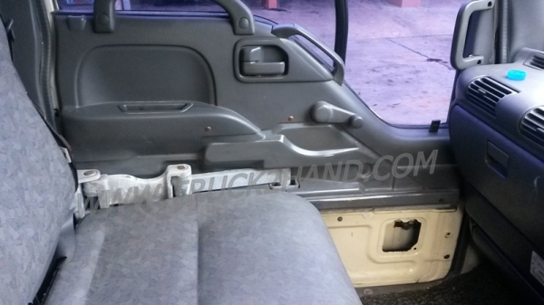 รถบรรทุก 6 ล้อไม่ติดเวลา ใช้เชื้อเพลิงแก๊ส LPG ยี่ห้อ ISUZU ตู้บรรทุก ELF