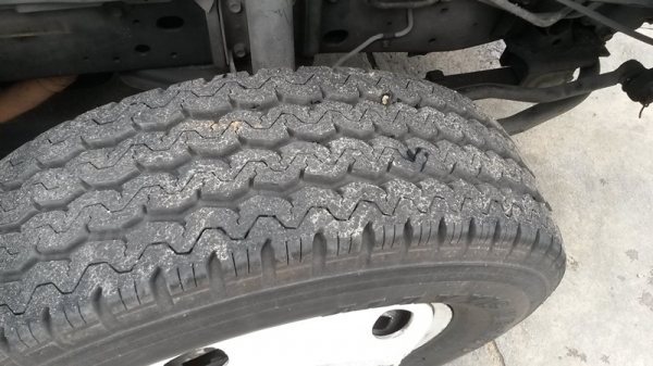 รถบรรทุก 6 ล้อไม่ติดเวลา ใช้เชื้อเพลิงแก๊ส LPG ยี่ห้อ ISUZU ตู้บรรทุก ELF