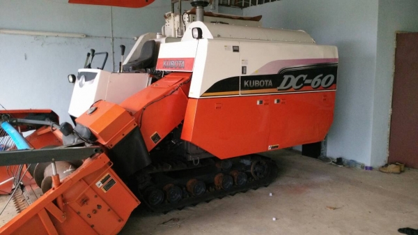 ขายรถเกี่ยวข้าว Kubota dc60 พร้อมพ่วงลาก ราคา319000บาท