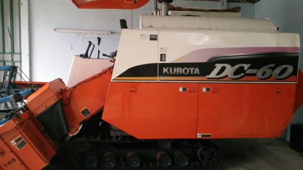ขายรถเกี่ยวข้าว Kubota dc60 พร้อมพ่วงลาก ราคา319000บาท