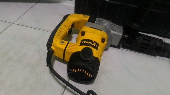 เครื่องสกัดคอนกรีตไฟฟ้าสแตนเลย์ ขนาด 1010 วัตต์ สภาพดีพร้อมใช้งานครับ