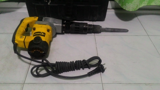 เครื่องสกัดคอนกรีตไฟฟ้าสแตนเลย์ ขนาด 1010 วัตต์ สภาพดีพร้อมใช้งานครับ