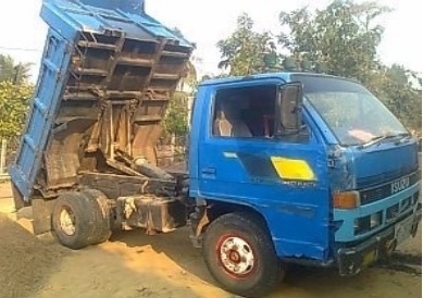 ISUZU NKR 100 HP 4BC2 หกล้อดั๊มพ์ กระบะดั๊มพ์เหล็ก 4 ตันความยาว 3.20 เมตรบรรทุกได้ 3-4 คิว พร้อมบรรทุกพร้อมใช้งานได้เลย เครื่องแรงดีไม่มีเยิ้ม ภายในเก๋งคอนโซลสวยครบพร้อม พวงมาลัยเพาเวอร์ ช่วงล่างเดิมๆคัชซีไม่มีแตกไม่มีบวม ยาง 7.50 ขอบ 16 สภาพดี 60\% พร้อมใ