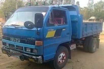 ISUZU NKR 100 HP 4BC2 หกล้อดั๊มพ์ กระบะดั๊มพ์เหล็ก 4 ตันความยาว 3.20 เมตรบรรทุกได้ 3-4 คิว พร้อมบรรทุกพร้อมใช้งานได้เลย เครื่องแรงดีไม่มีเยิ้ม ภายในเก๋งคอนโซลสวยครบพร้อม พวงมาลัยเพาเวอร์ ช่วงล่างเดิมๆคัชซีไม่มีแตกไม่มีบวม ยาง 7.50 ขอบ 16 สภาพดี 60\% พร้อมใ