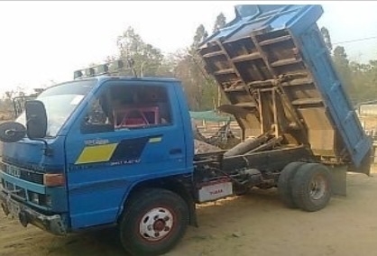 ISUZU NKR 100 HP 4BC2 หกล้อดั๊มพ์ กระบะดั๊มพ์เหล็ก 4 ตันความยาว 3.20 เมตรบรรทุกได้ 3-4 คิว พร้อมบรรทุกพร้อมใช้งานได้เลย เครื่องแรงดีไม่มีเยิ้ม ภายในเก๋งคอนโซลสวยครบพร้อม พวงมาลัยเพาเวอร์ ช่วงล่างเดิมๆคัชซีไม่มีแตกไม่มีบวม ยาง 7.50 ขอบ 16 สภาพดี 60\% พร้อมใ