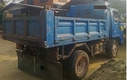 ISUZU NKR 100 HP 4BC2 หกล้อดั๊มพ์ กระบะดั๊มพ์เหล็ก 4 ตันความยาว 3.20 เมตรบรรทุกได้ 3-4 คิว พร้อมบรรทุกพร้อมใช้งานได้เลย เครื่องแรงดีไม่มีเยิ้ม ภายในเก๋งคอนโซลสวยครบพร้อม พวงมาลัยเพาเวอร์ ช่วงล่างเดิมๆคัชซีไม่มีแตกไม่มีบวม ยาง 7.50 ขอบ 16 สภาพดี 60\% พร้อมใ