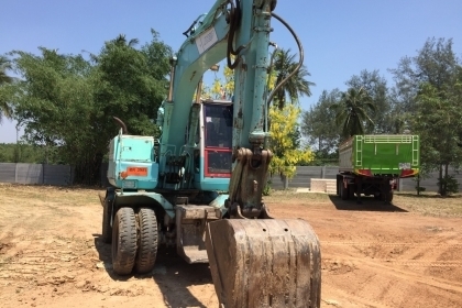 แบคโฮล้อยาง KOBELCO SK100W พร้อมหัวเจาะ +ปุ้งกี๋เอกสารเล่มทะเบียน