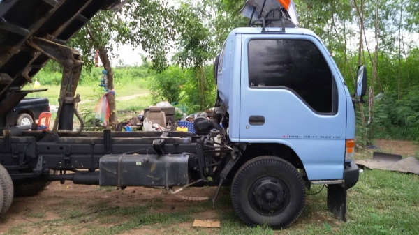 หกล้อ อีซูซุ NPR120แรงห้างปี41 power แอร์เย็น ช่วงล่างใหญ่ เกียร์ร็อค พร้อมลุย เล่มทะเบียนพร้อมโอน (สวยทั้งคันไม่มีผุ)  บริการขับส่งฮอดบ้าน ครับ