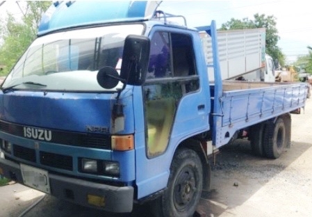 ISUZU NPR 115 HP 4BD1 รถบรรทุกหกล้อ กระบะเหล็กคาร์โก้พื้นไม้ความยาว 4.30 เมตรพร้อมบรรทุกได้เลยครับ เครื่องยนต์แรงดีไม่เยิ้ม หัวเก๋งสวยเดิมบางดีภายในเก๋งคอนโซลสวยครบ พวงมาลัยเพาเวอร์ เกียร์ยาว ช่วงล่างเดิมๆคัชซีสวยไม่มีบวม ยาง 7.50 ขอบ 16 สภาพดีประมาณ 70\%