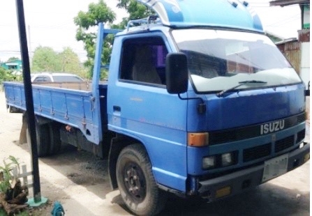 ISUZU NPR 115 HP 4BD1 รถบรรทุกหกล้อ กระบะเหล็กคาร์โก้พื้นไม้ความยาว 4.30 เมตรพร้อมบรรทุกได้เลยครับ เครื่องยนต์แรงดีไม่เยิ้ม หัวเก๋งสวยเดิมบางดีภายในเก๋งคอนโซลสวยครบ พวงมาลัยเพาเวอร์ เกียร์ยาว ช่วงล่างเดิมๆคัชซีสวยไม่มีบวม ยาง 7.50 ขอบ 16 สภาพดีประมาณ 70\%