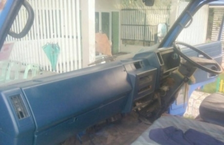 ISUZU NPR 115 HP 4BD1 รถบรรทุกหกล้อ กระบะเหล็กคาร์โก้พื้นไม้ความยาว 4.30 เมตรพร้อมบรรทุกได้เลยครับ เครื่องยนต์แรงดีไม่เยิ้ม หัวเก๋งสวยเดิมบางดีภายในเก๋งคอนโซลสวยครบ พวงมาลัยเพาเวอร์ เกียร์ยาว ช่วงล่างเดิมๆคัชซีสวยไม่มีบวม ยาง 7.50 ขอบ 16 สภาพดีประมาณ 70\%