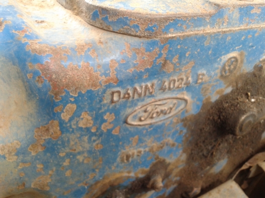 ฟอร์ด 7600 เสื้อลายตามสภาพครับ