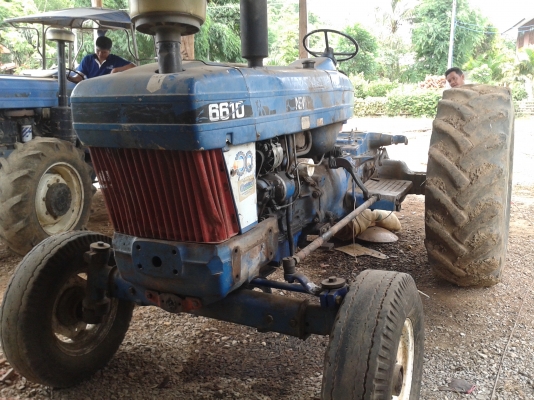 ฟอร์ด 7600 เสื้อลายตามสภาพครับ