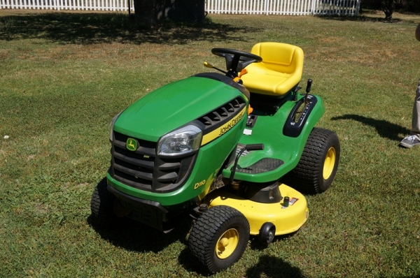 รถตัดหญ้า JOHN DEERE