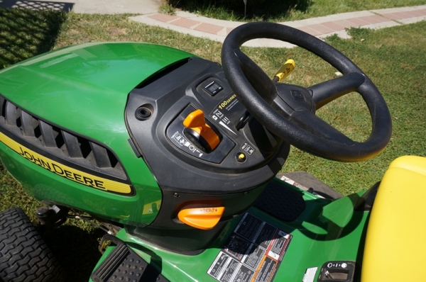 รถตัดหญ้า JOHN DEERE