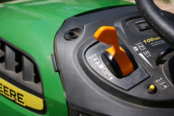 รถตัดหญ้า JOHN DEERE